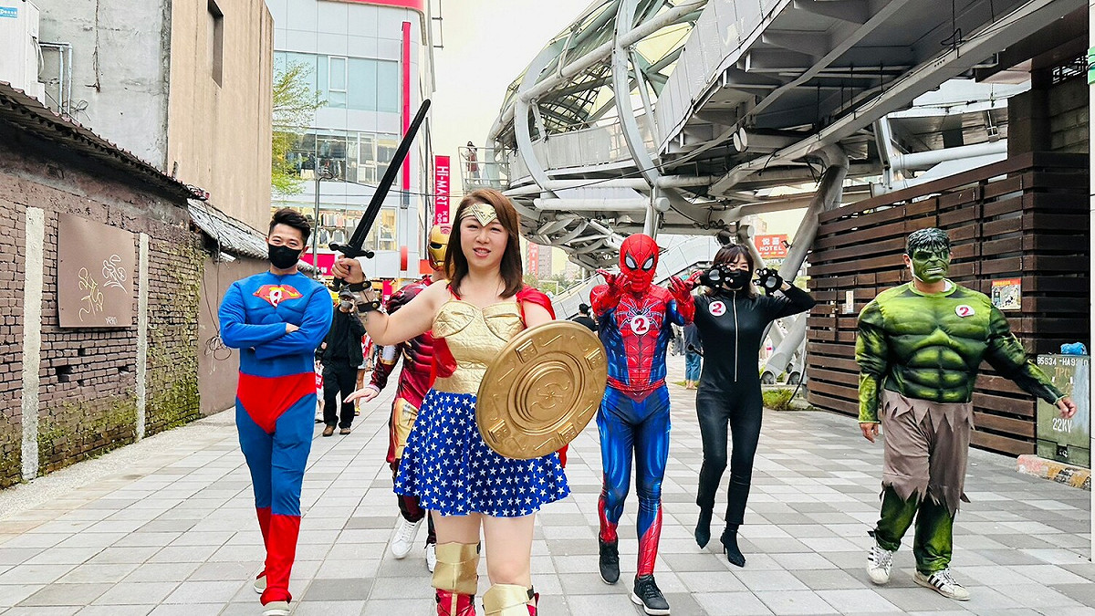 扮演神力女超人的劉美芳表示，會想舉辦這樣的活動，主要是配合歡樂耶誕節的熱鬧登場，再結合商圈發展協會，希望能帶動更多人潮來這裡多逛逛。 圖：劉美芳辦公室提供
