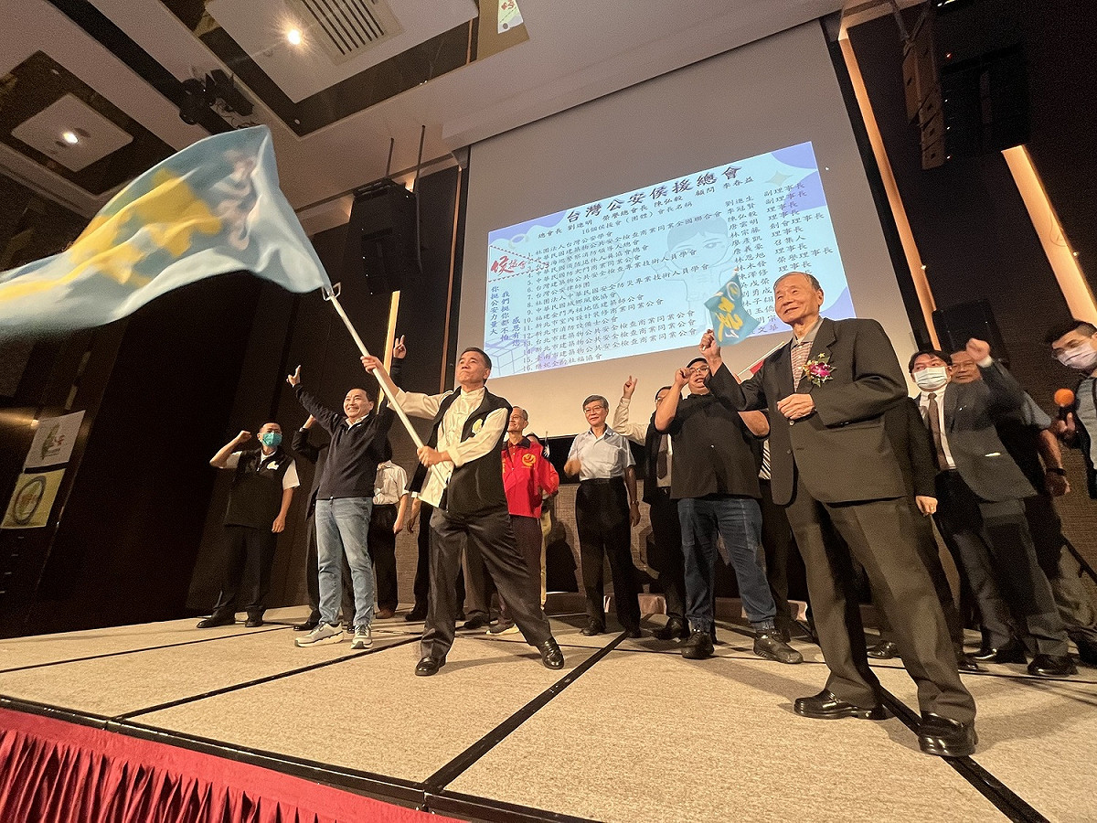 來自全國各地16個公安團體11月12日宣布成立後援會力挺新北市長侯友宜連任 圖：侯選辦提供
