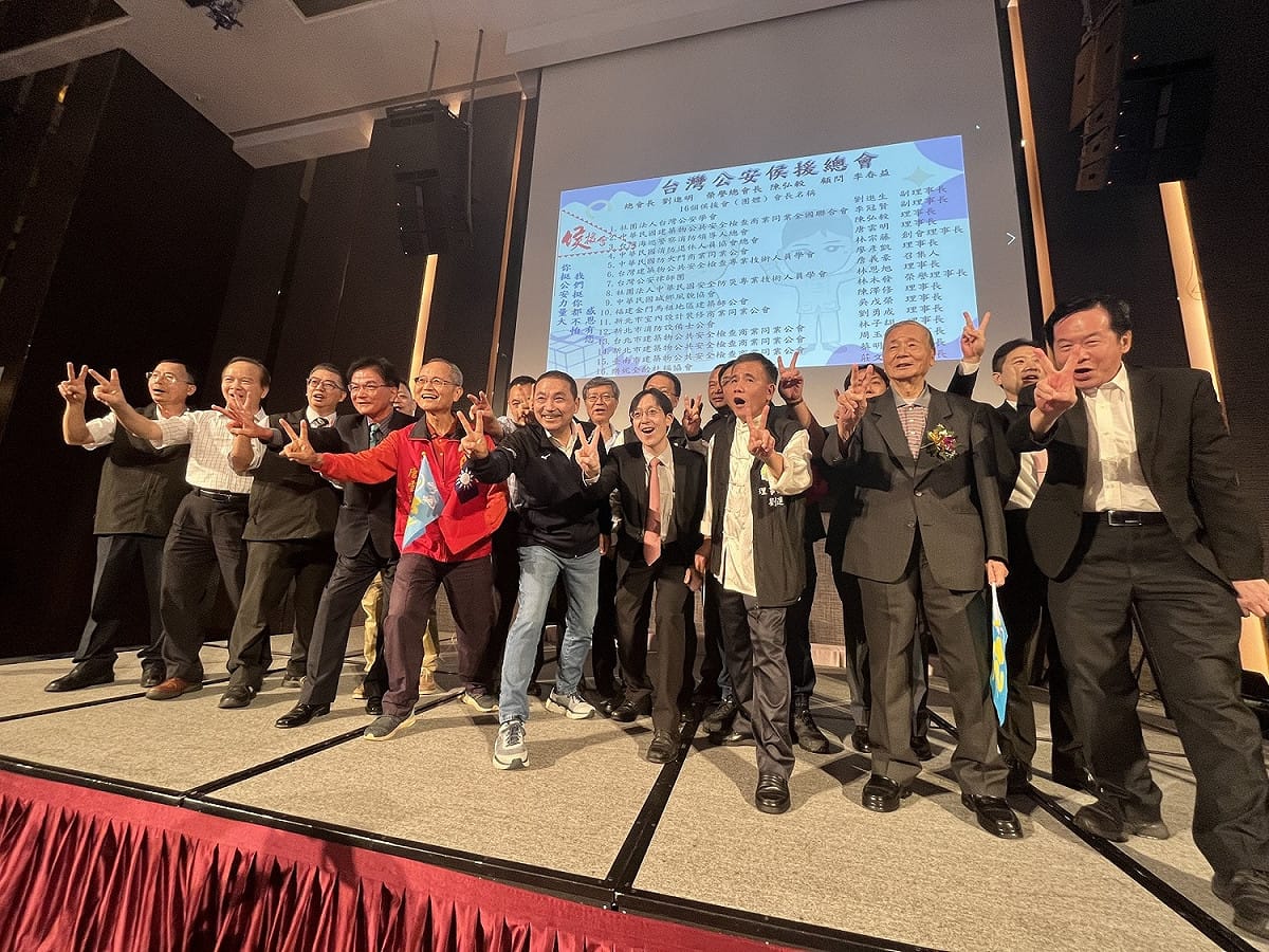侯友宜感謝所有公安團體的協助，讓新北市這幾年公安評核都是六都名列前茅，進步速度相當快。 圖：侯選辦提供
