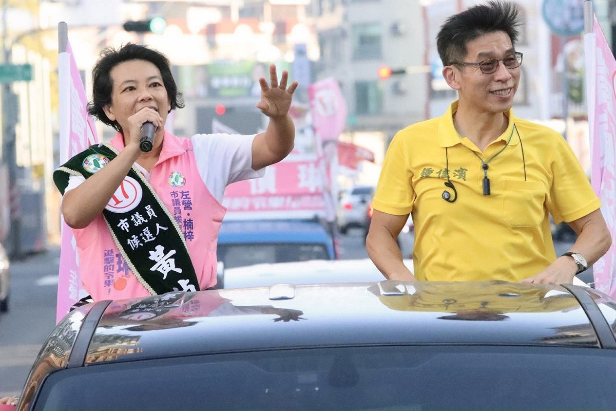 鍾佳濱(右)陪同黃偵琳車掃。 圖：黃偵琳競總提供