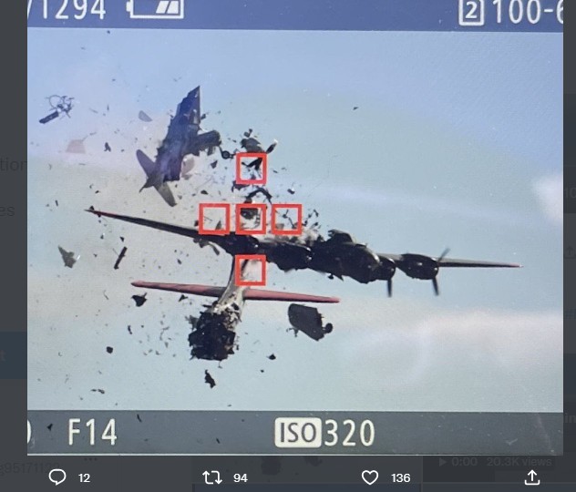 美國德州達拉斯12日舉行二次大戰紀念航空展時發生兩架二戰軍機相撞意外。 圖：翻攝推特