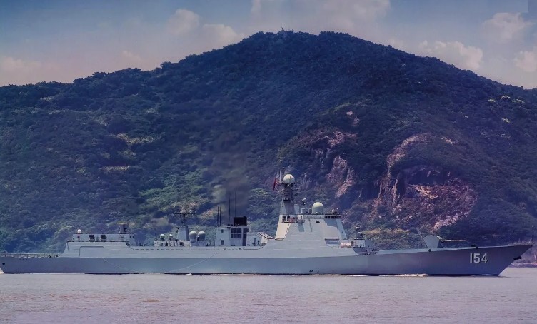 共軍廈門艦嗆我軍馬公艦「注意用語」遭驅離。 圖：翻攝推特