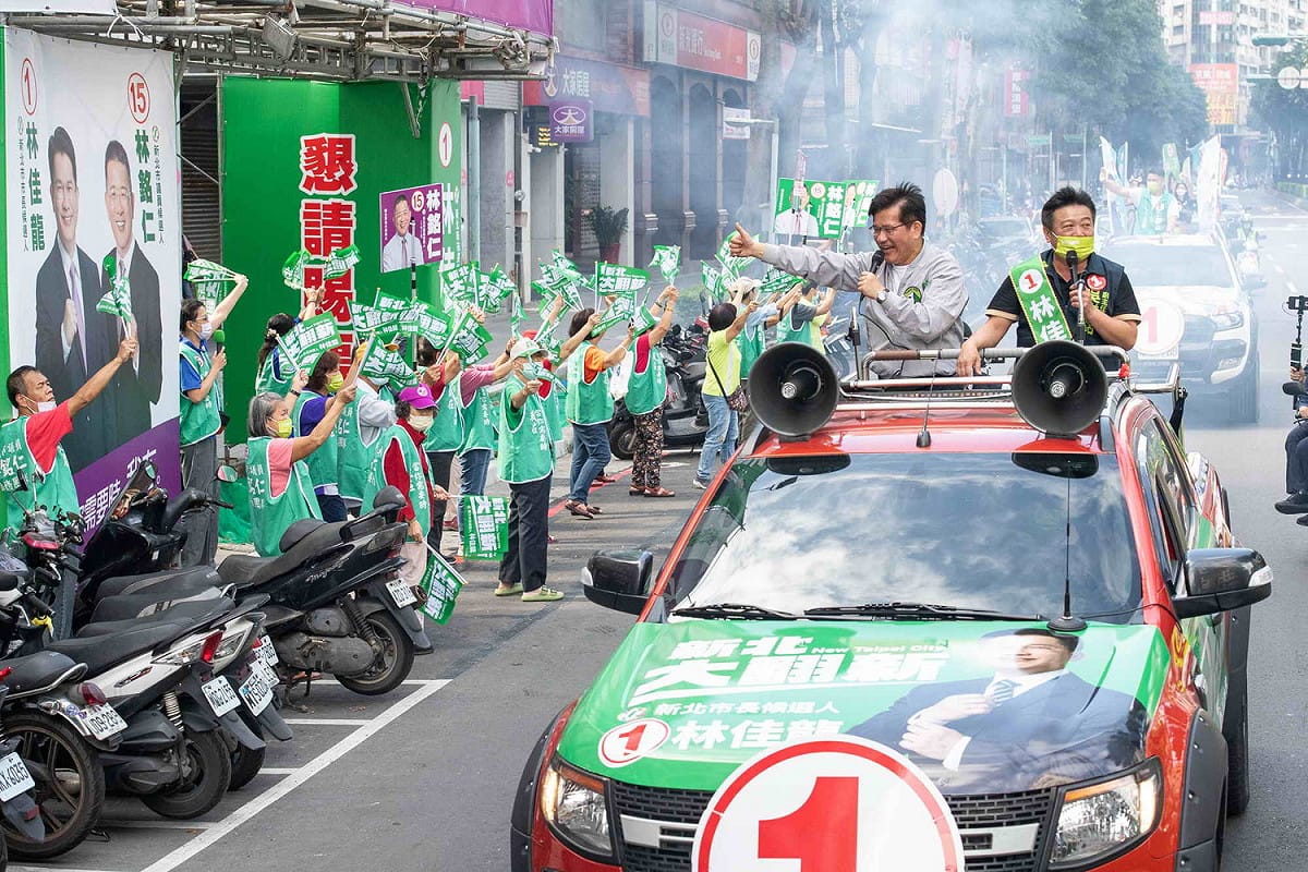林佳龍今天到土城區，由立委吳琪銘團隊陪同率領土城區市議員候選人團隊進行車隊掃街。 圖：林佳龍競選公室提供