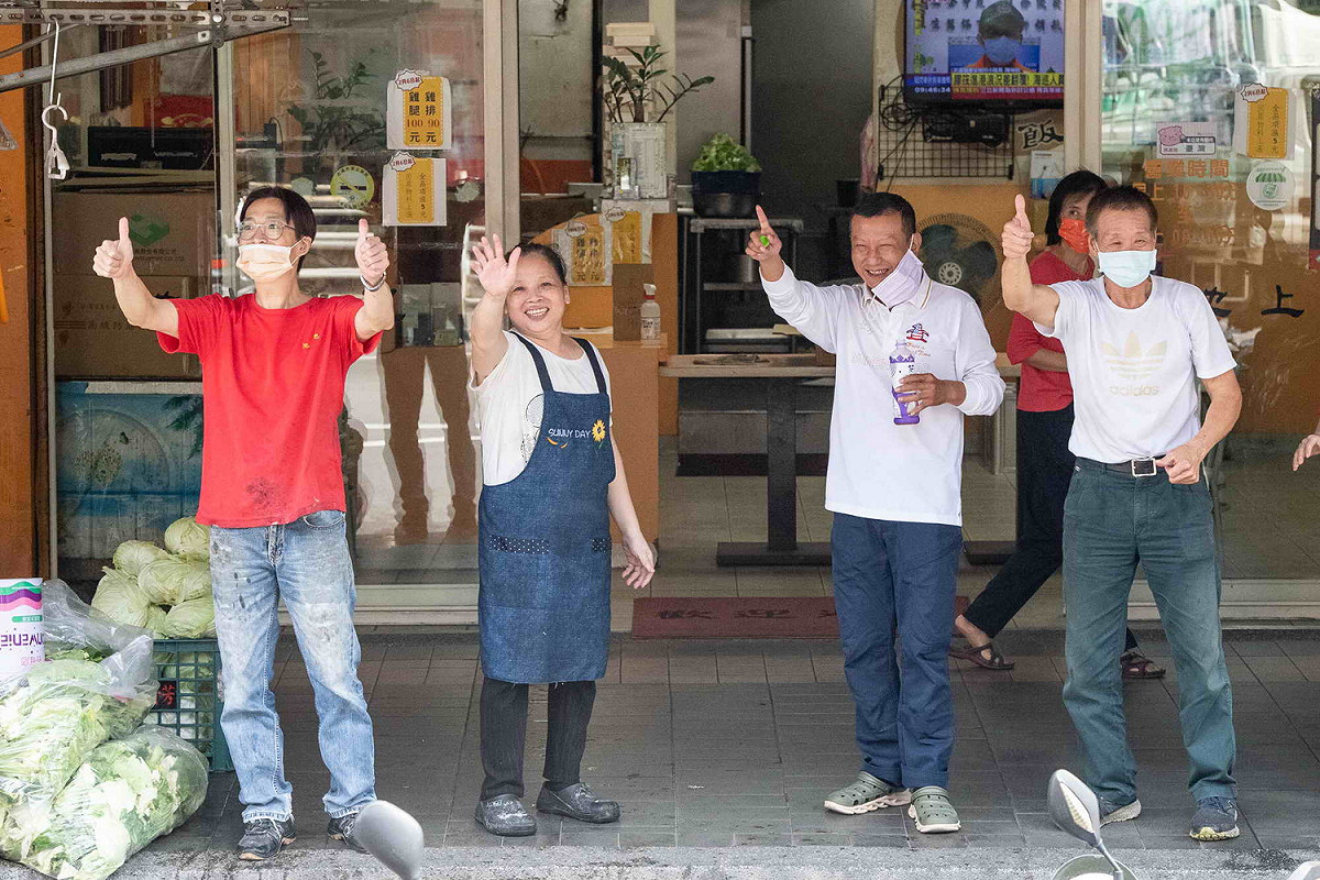 民進黨新北市長候選人林佳龍到土城區車隊掃街，許多民眾熱情回應，揮手相挺。 圖：林佳龍競選公室提供