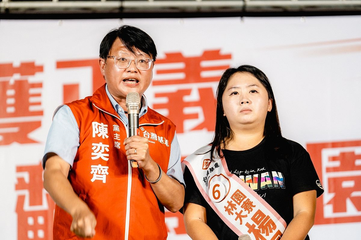 陳奕齊(左)力挺楊佩樺。 圖：楊佩樺競總提供