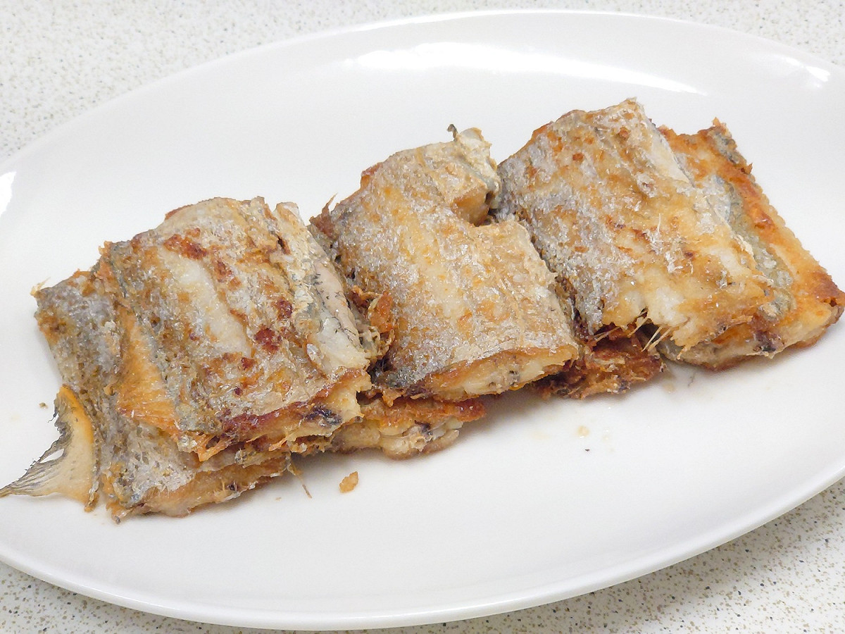 金黃酥脆的香煎白帶魚。 圖：新北市漁業處提供