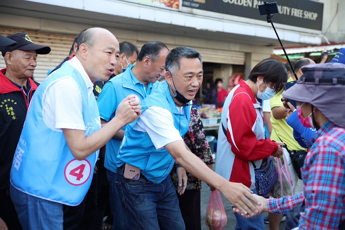 韓國瑜今（13）日飛往金門與爭取連任的縣長楊鎮浯合體拜票，當地居民報以熱烈歡迎外，眾多支持者搶著一睹韓國瑜風采，更一度造成街上交通打結。 圖：擷自楊鎮浯臉書