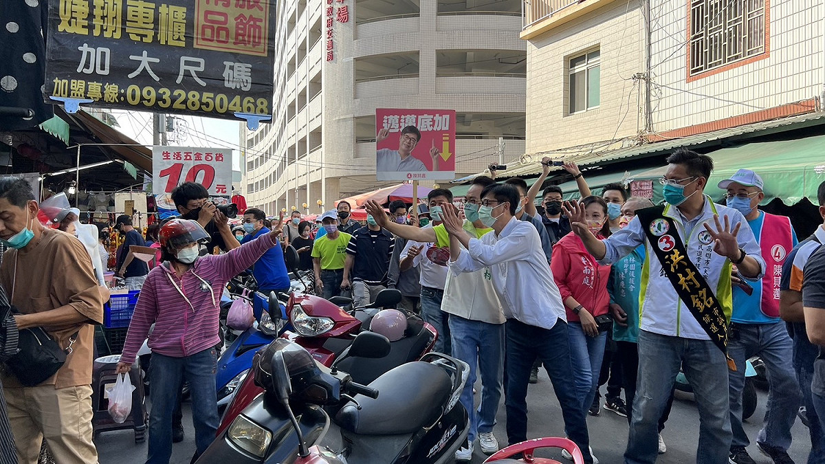 陳其邁(中)掃市場展現超高人氣。 圖：陳其邁競總提供