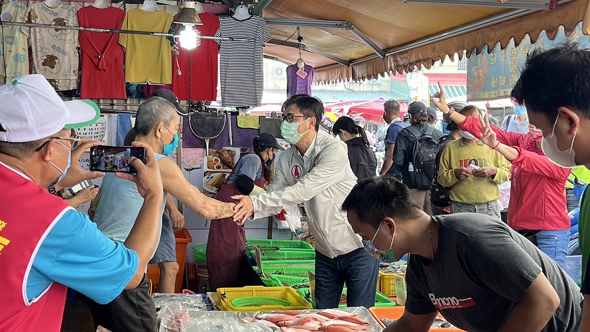陳其邁(中)把握機會緊握每一雙手。 圖：陳其邁競總提供