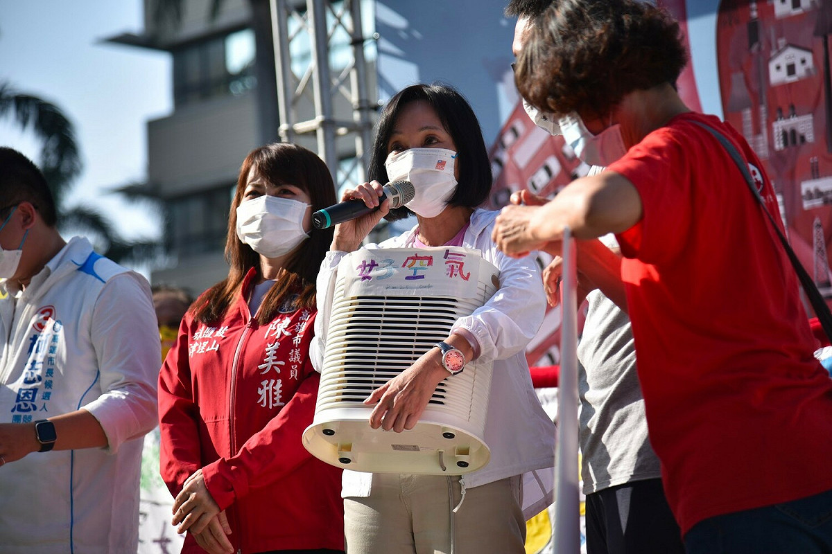 南部反空汙聯盟贈送柯志恩一台空氣清淨機。 圖：柯志恩競辦提供