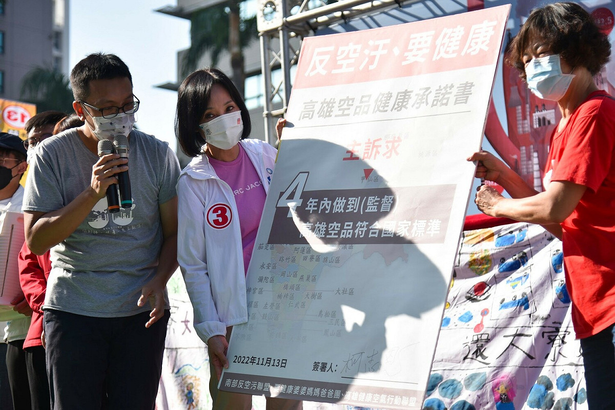 柯志恩在高雄空品健康承諾書上簽名。 圖：柯志恩競辦提供