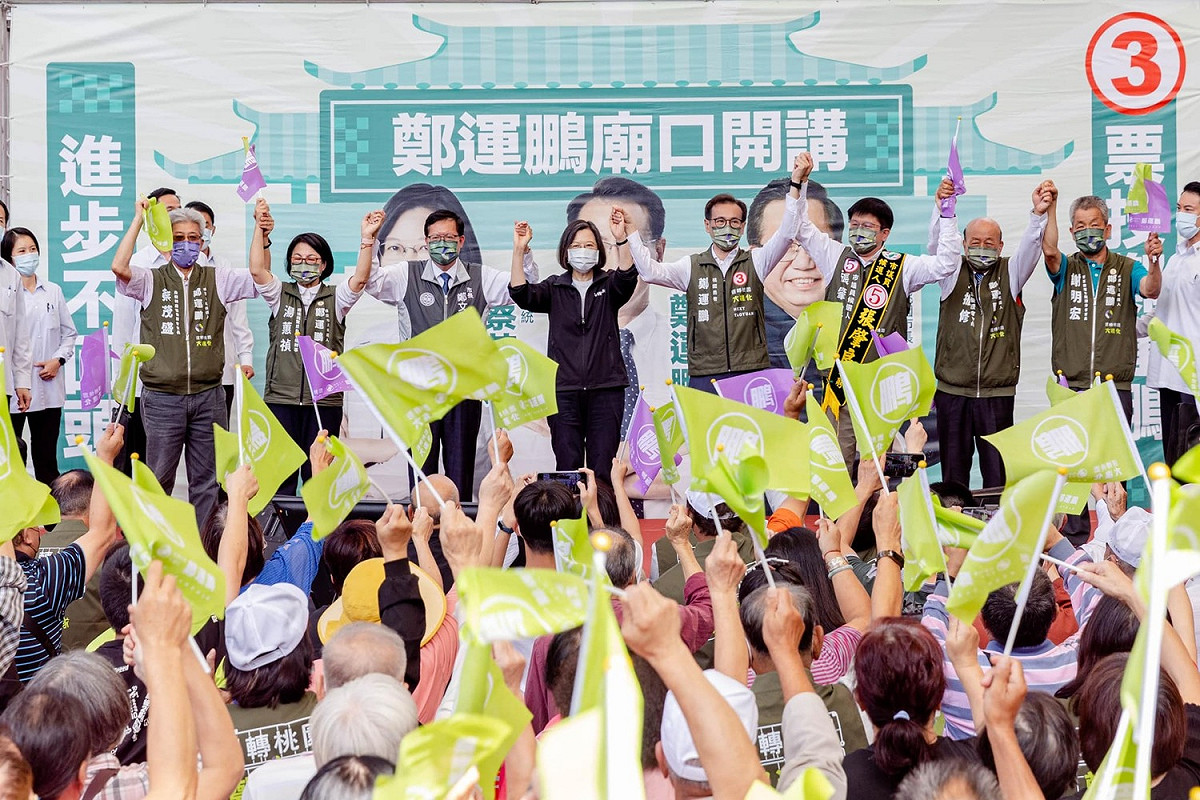 鄭運鵬今（13）日於龍潭區龍元宮舉行客家後援會成立大會，兼任民進黨主席的總統蔡英文再度出席力挺，是她第八度到桃園為鄭運鵬站台輔選。ㄒ 圖：擷自鄭運鵬臉書