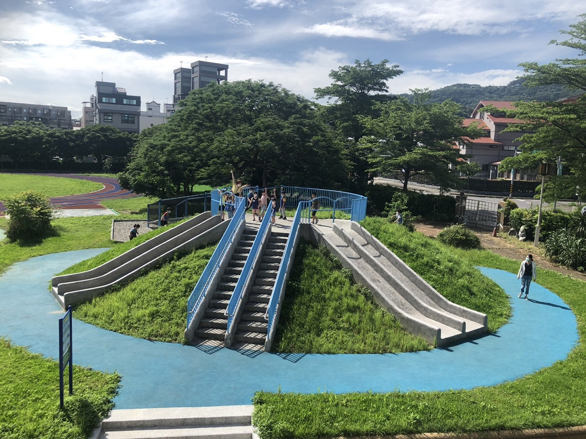 大崁國小-八爪造型石造溜滑梯。 圖：新北市教育局提供