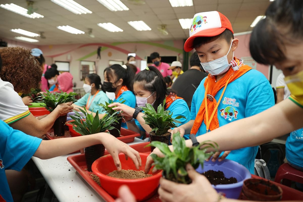 安排環保小局長手作植栽DIY，感受綠意。 圖：新北市環保局提供
