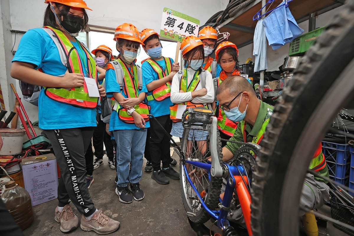 小局長參觀修繕作業。 圖：新北市環保局提供