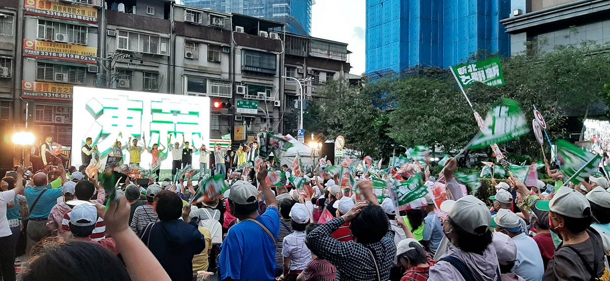 選戰進入倒數階段，民進黨新北市長候選人林佳龍今天在中和南勢角舉辦音樂會，透過歌曲及音樂等節目增進民眾互動 圖：江永昌辦公室提供