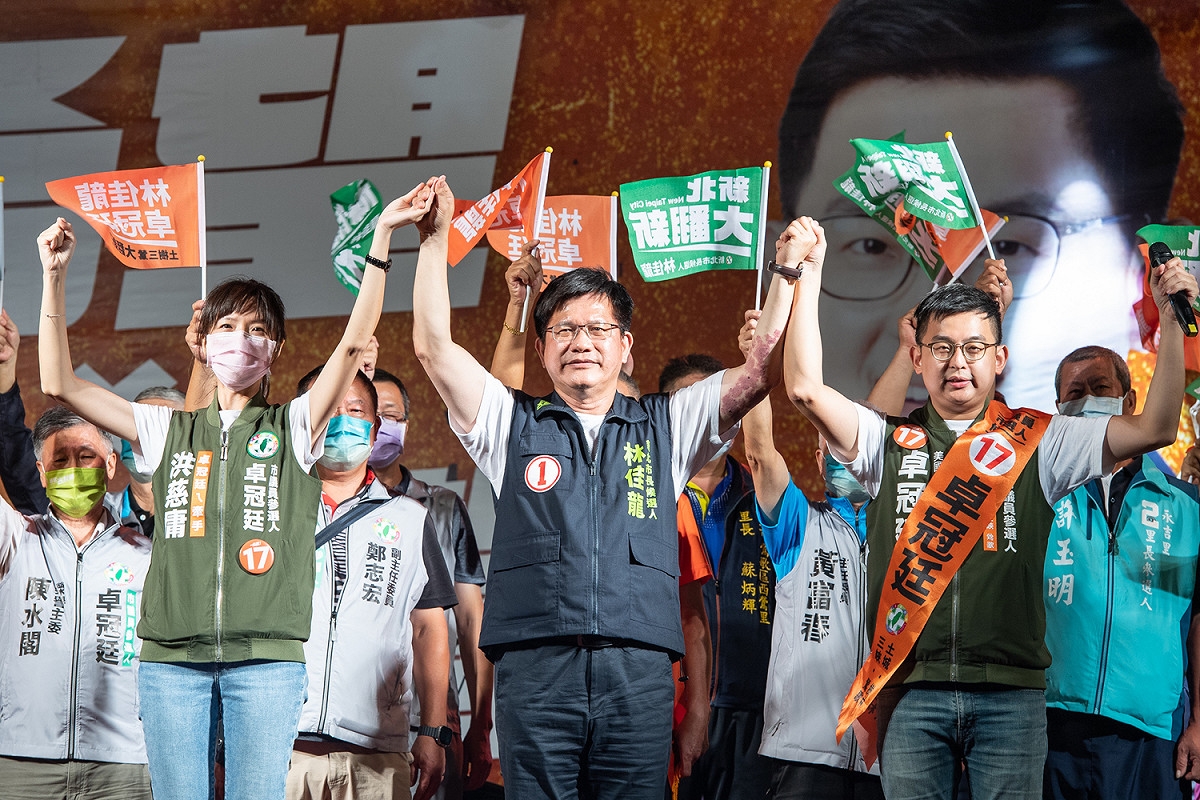 民進黨新北市長候選人林佳龍今(13)日參加鶯歌參與議員候選人卓冠廷舉辦的「希望新選擇」晚會。 圖：林競辦提供