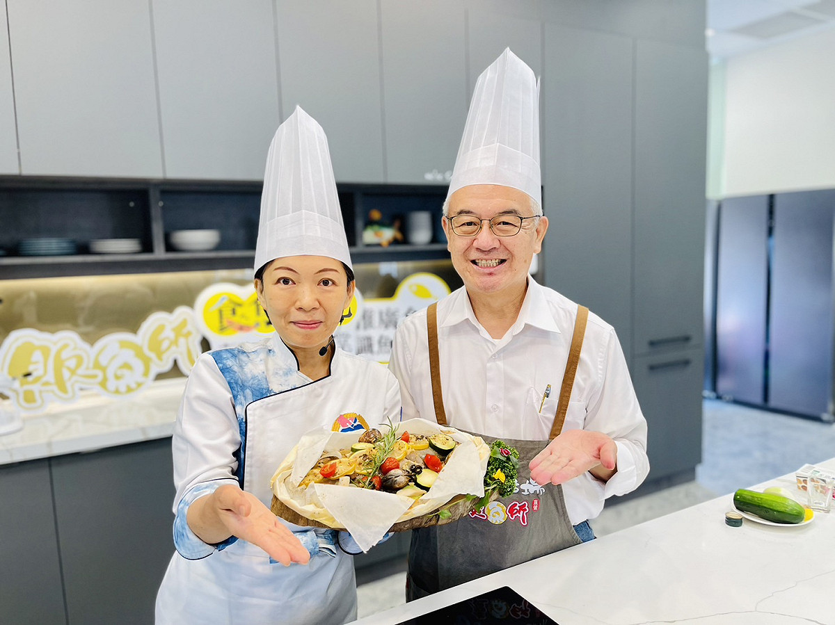 百大名廚鄧玲如（左）擔任煑魚所行政主廚及講師。 台中魚市場/提供