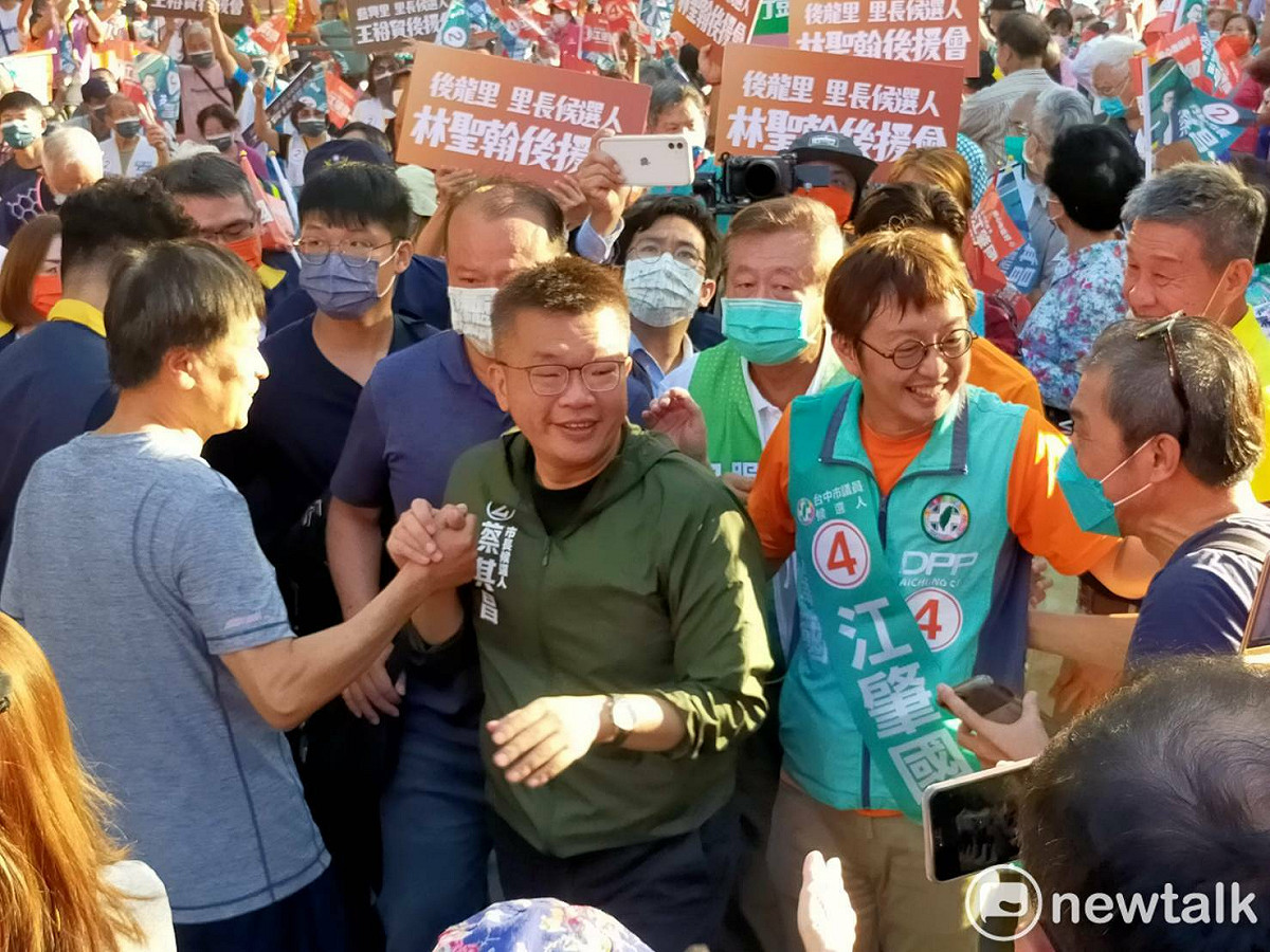 蔡其昌、江肇國進場時氣勢如虹。 唐復年/攝