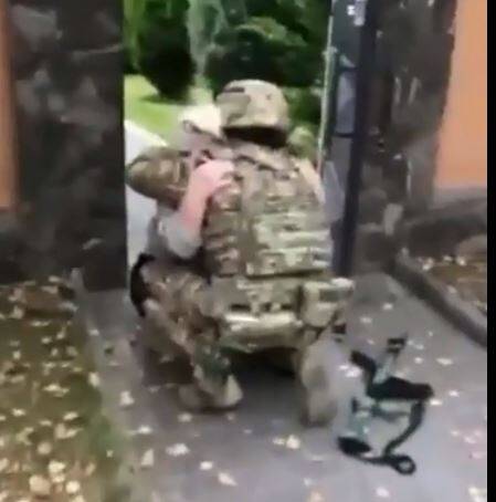 烏克蘭士兵直接衝向民宅與放聲大哭的祖母相擁。 圖：翻攝推特