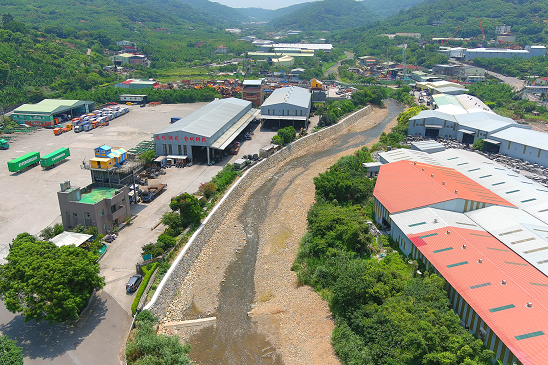自然的河岸環境與風景為當地多了一條河岸步道。 圖：新北市水利局提供