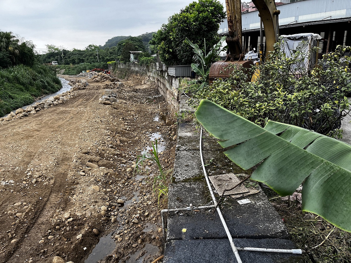 施工前河岸以堆疊鼎塊及石籠設置臨時護岸。 圖：新北市水利局提供