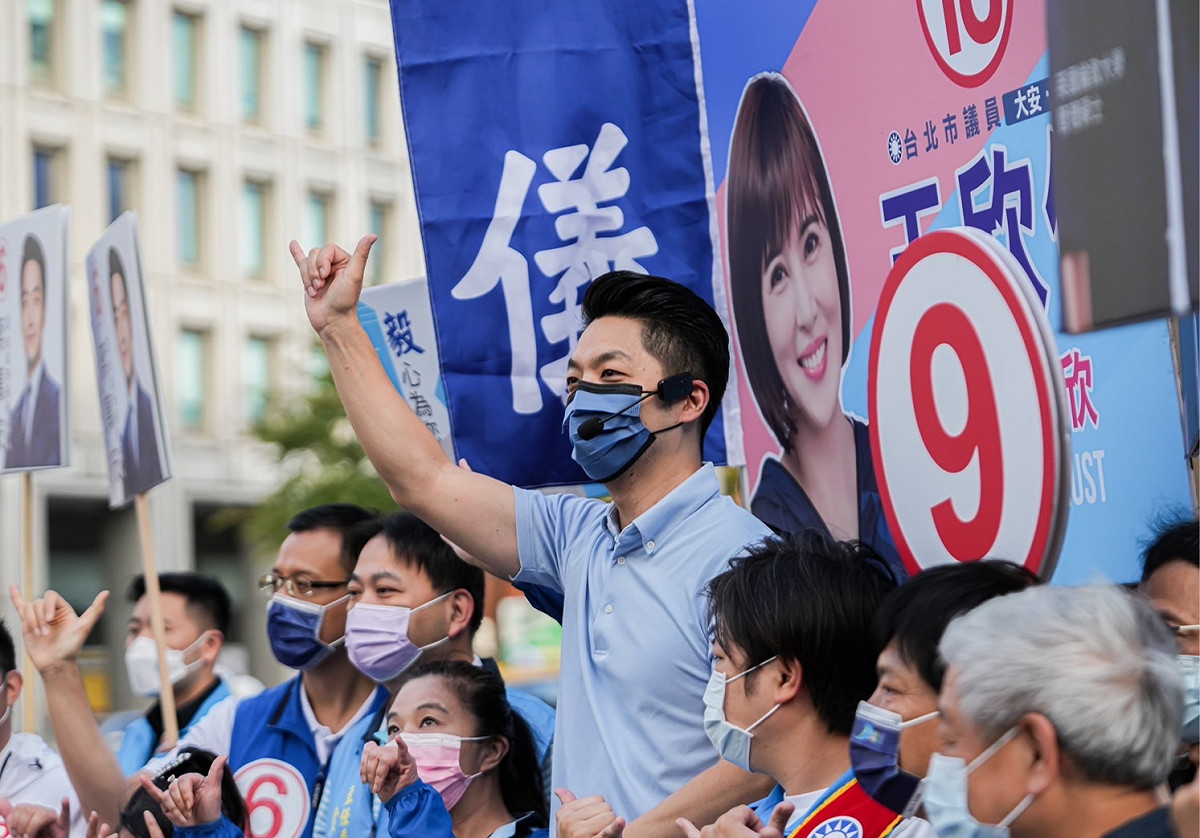 國民黨台北市長候選人蔣萬安於街頭拜票。 圖：蔣萬安競選辦公室/提供