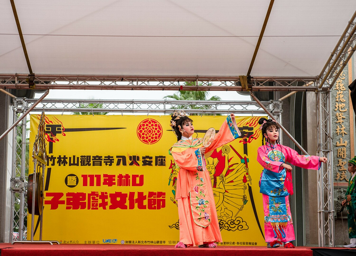 傳承本土歌仔戲國寶廖瓊枝老師一脈的林口嘉寶小小子弟戲，展現經典身段與技巧演出老師廖瓊枝編寫的陳三五娘。 圖：林口區公所提供