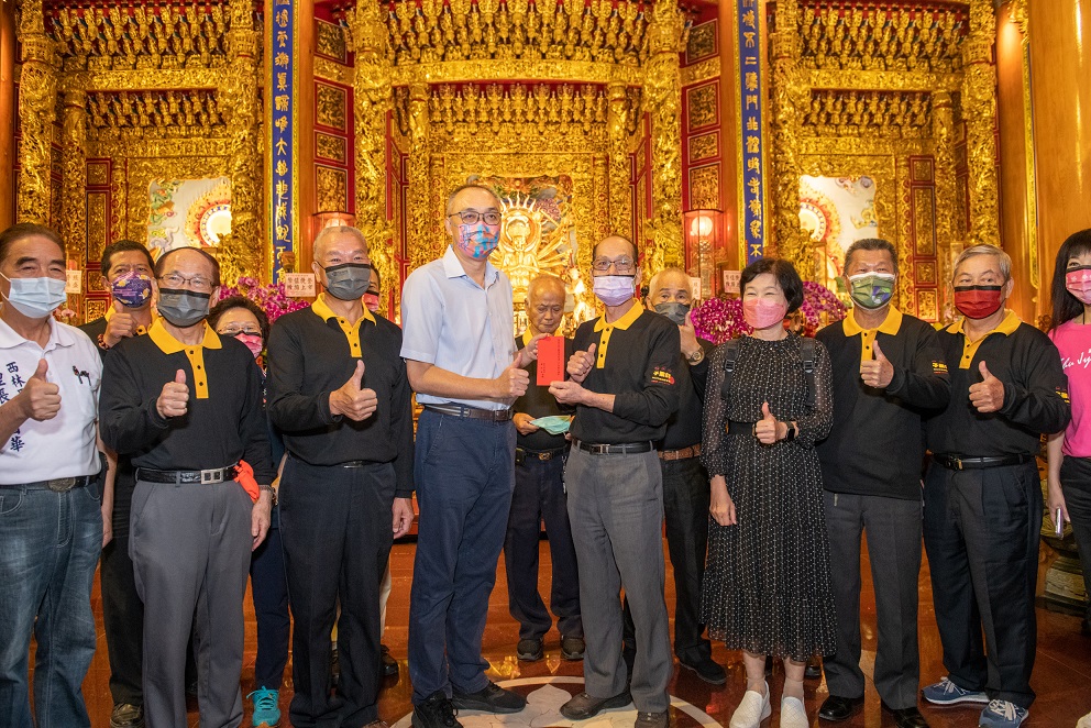 謝政達代表市府感謝竹林山觀音寺在疫情期間多次捐贈防疫基金和防疫物資。 圖：林口區公所提供