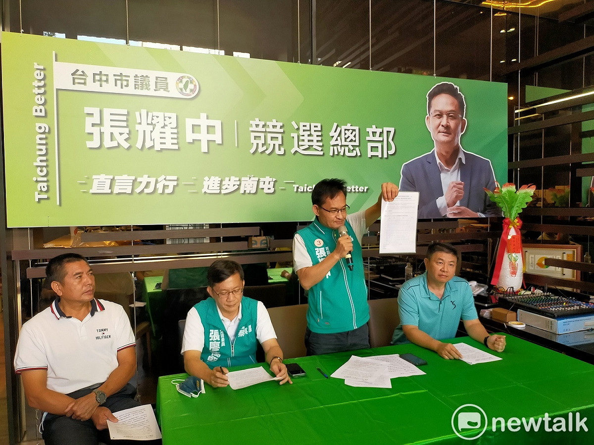 張耀中出示連署書，表示此事獲得體育界人士熱烈支持。 唐復年/攝