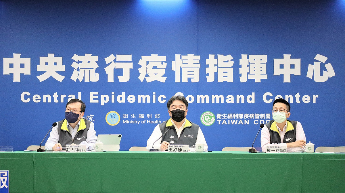 王必勝(中)今日在記者會表示，網傳陳時中貓纜密會薛瑞元的事情是烏龍爆料。 圖：中央流行疫情指揮中心／提供