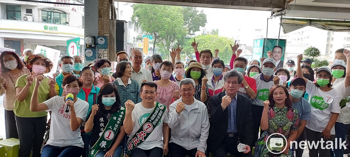 為了守護長期支持文教音樂發展的關鍵議員席次，前副統統陳建仁今日特地南下，為現任台南市東區市議員蔡旺詮站台，並攜手掃街拜票遊行。 圖：黃博郎／攝