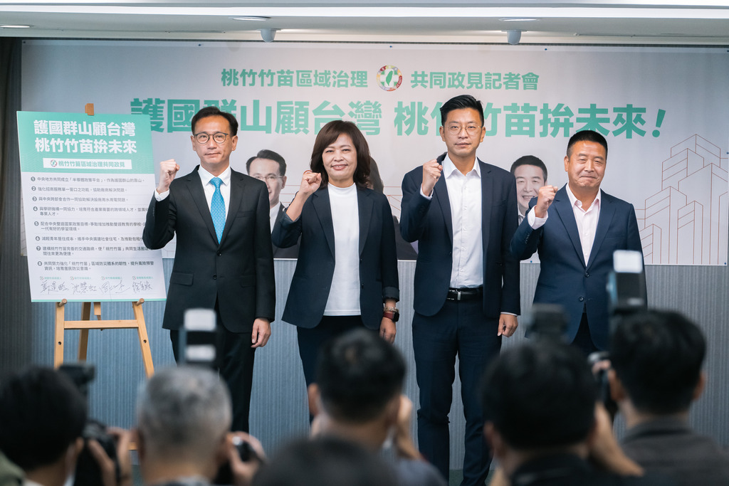 民進黨桃竹竹苗縣市長候選人（左起）鄭運鵬、沈慧虹、周江杰、徐定禎共同簽署8項「桃竹竹苗共同政見」內容。 圖：沈慧虹競辦提供