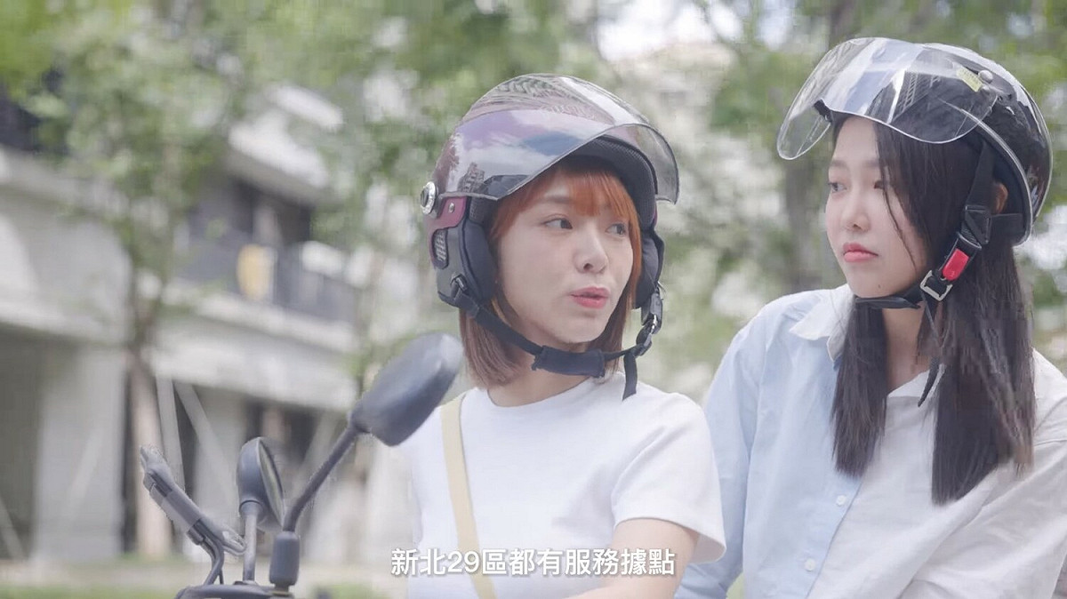 溫妮找來親妹妹瑋薇合拍影片，在劇中扮演畢業不久的社會新鮮人。 圖：新北市就服處提供