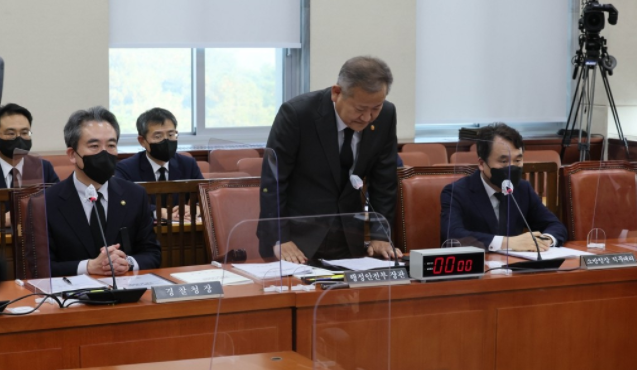 李相民為失言風波鞠躬道歉，針對遭控訴應該下台為失職以示負責回應，不會立刻請辭，震怒各界。 圖：翻攝自環球網