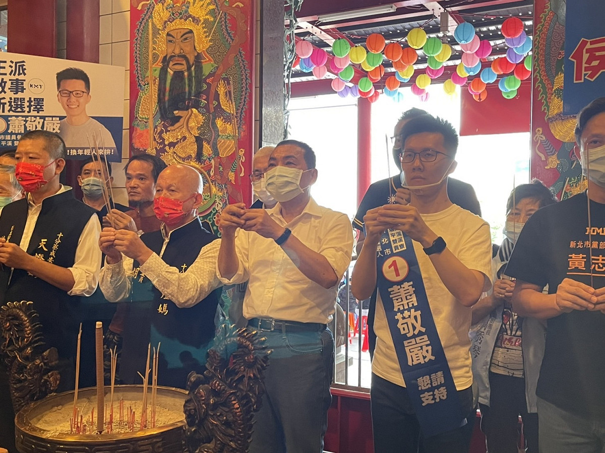侯友宜前往平溪十分寮成安宮參拜，平溪的里長全數到場支持，市議員候選人蕭敬嚴、平地原住民議員吳國譽也全程陪同。 圖：侯選辦提供