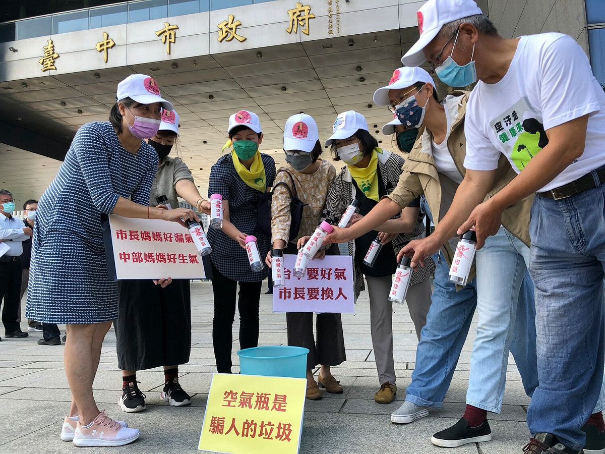 市民怒丟谷關空氣瓶到垃圾桶。 環團/提供