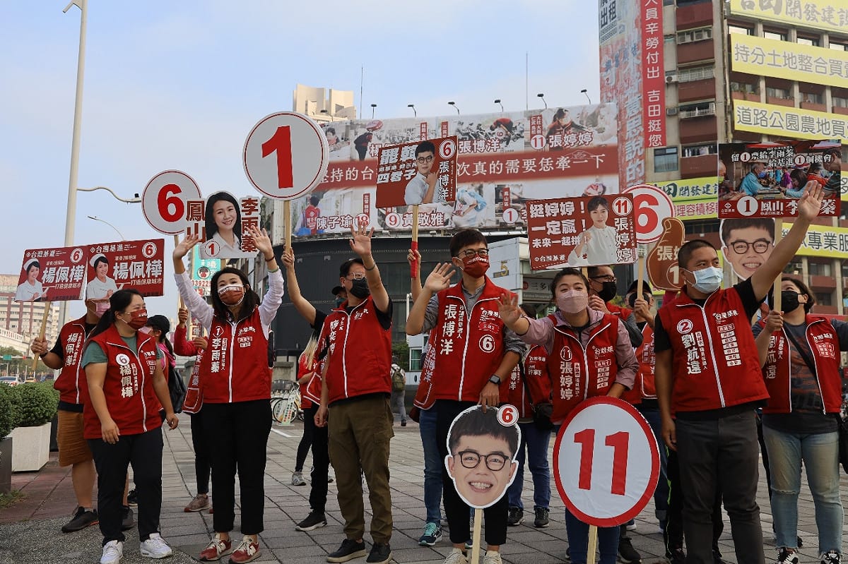 陳奕齊(左三)率五位高雄黨籍候選人站路口。 圖：台灣基進提供
