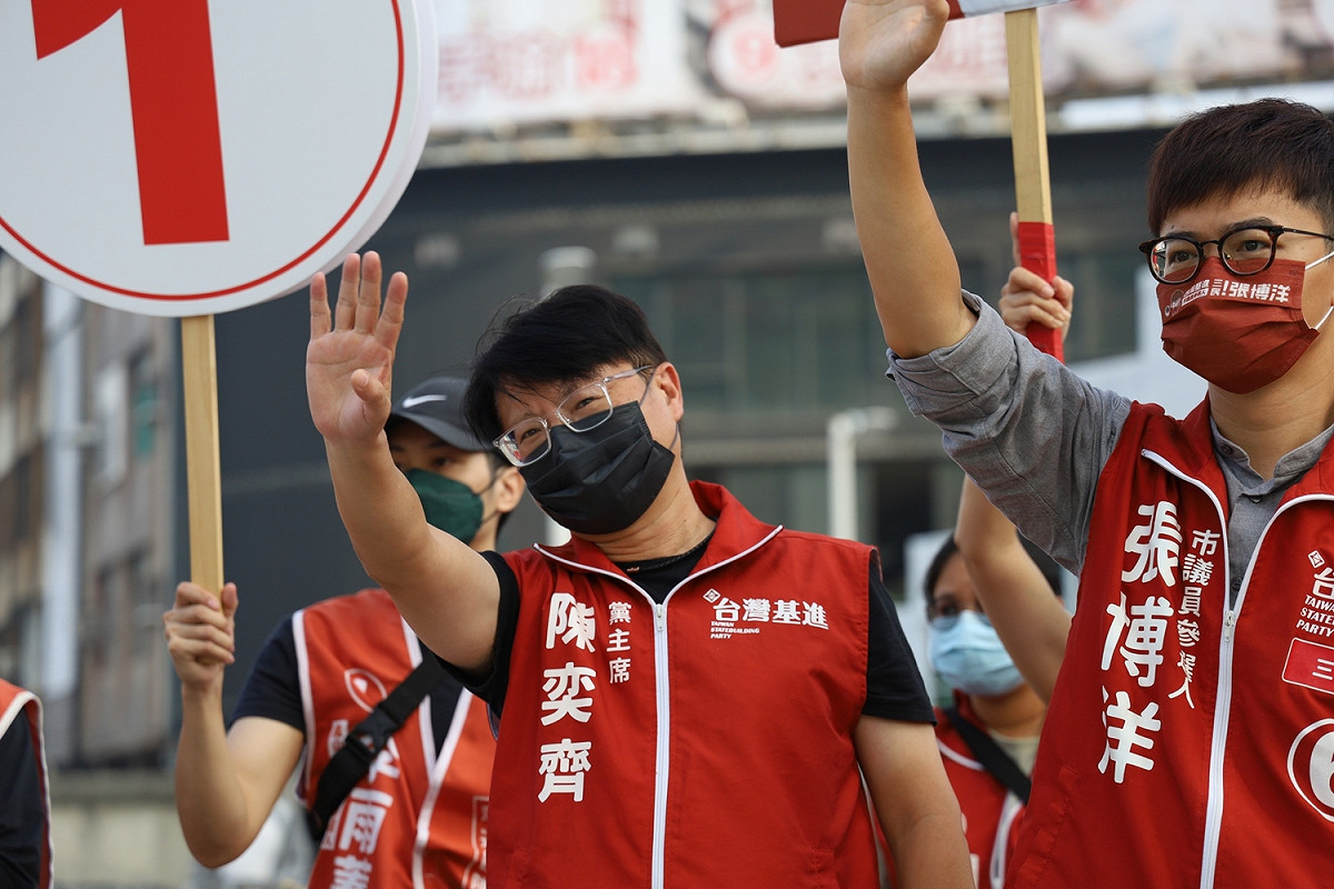 陳奕齊(左)呼籲高雄人讓基進活下去。 圖：台灣基進提供