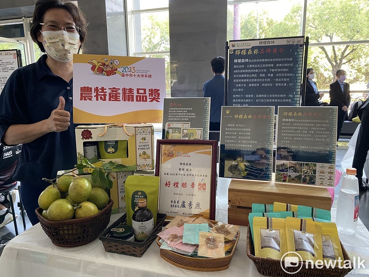 展攤團隊內容豐富，剛獲十大伴手禮農特產精品獎的「檸檬森林」也積極產學合作，助攻學生發揮創意。 唐復年/攝
