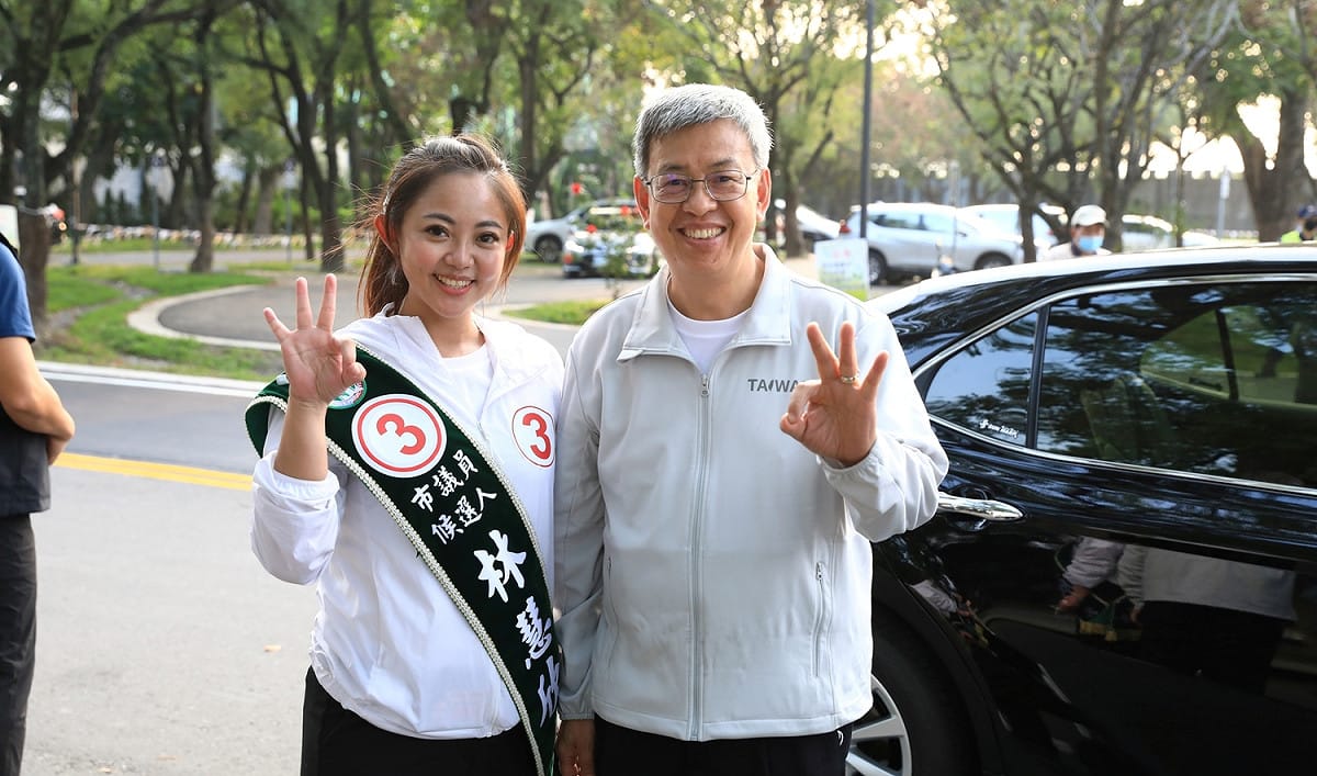陳建仁(右)陪林慧欣掃街。 圖：林慧欣競總提供