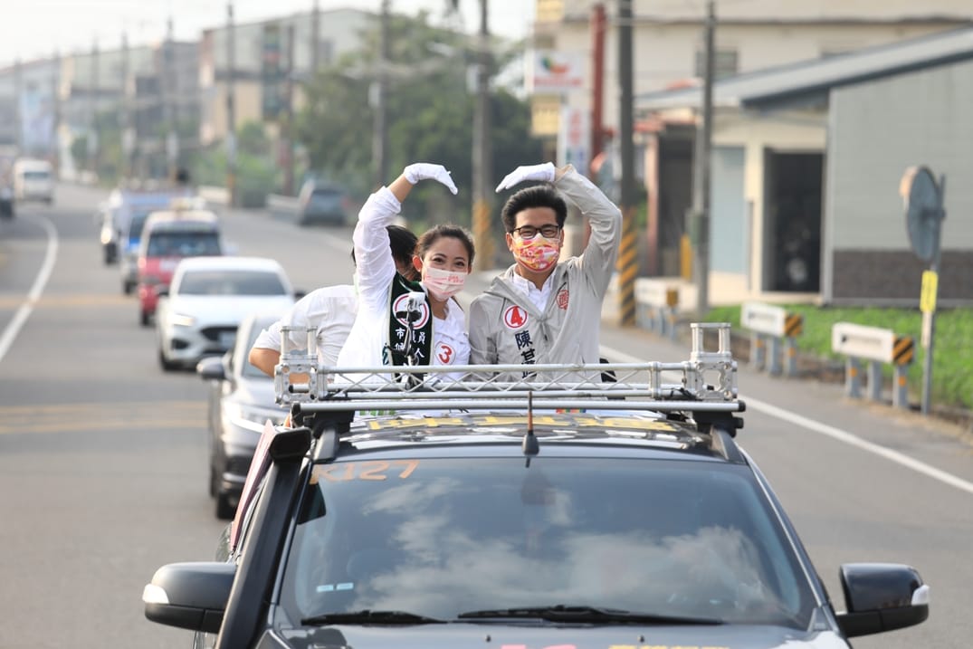 陳其邁(右)陪林慧欣車掃。 圖：林慧欣競總提供