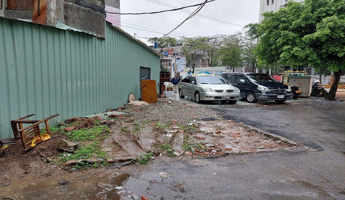 中和區連城路569巷6弄內原有一處私人土地上有一棟既存違建鐵皮屋，影響環境衛生，近期地主將部分持有土地捐贈給市府，並配合拆除部分鐵皮屋，讓市府推動「新北美樂地2.0專案」。 圖：新北市工務局提供
