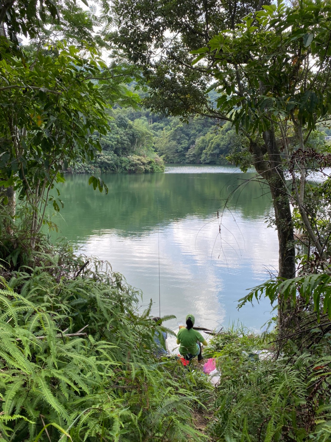汐止白匏湖美景如畫，吸引民眾到場垂釣。 圖：新北市工務局提供