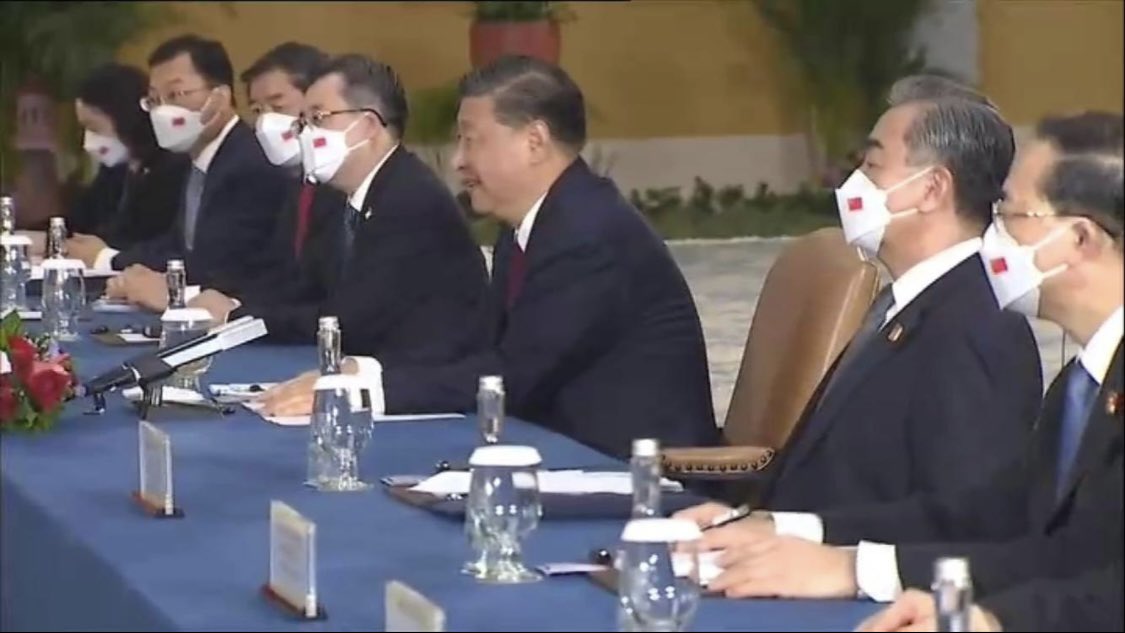 拜習會14日晚間登場，各派9名代表列席，對向而坐。圖為中方席次。  圖：翻攝@StephenMcDonell推特