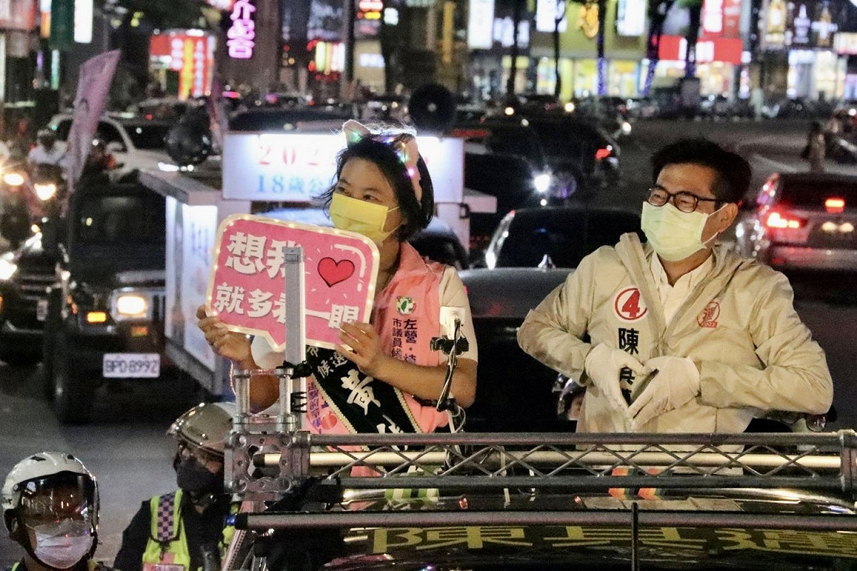 陳其邁(右)陪黃偵琳車掃時頻頻向路人放閃。 圖：黃偵琳競總提供