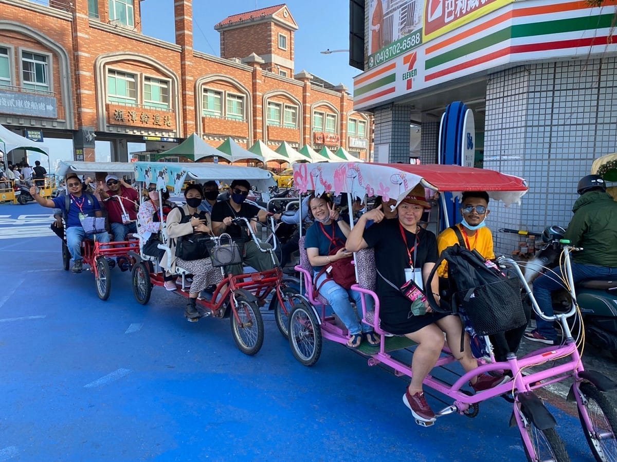 踩線團體驗旗津三輪車。 圖：高雄市觀光局提供