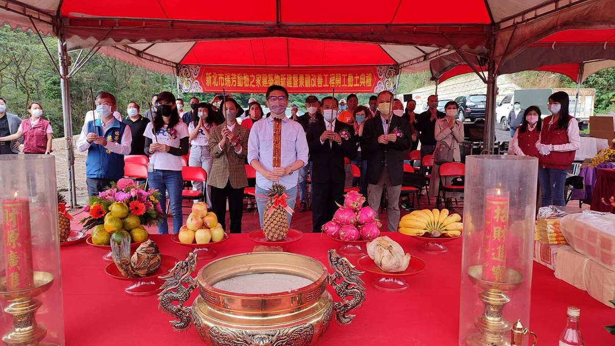 農業局長李玟與來賓持香祝禱祈求開工順利。 圖：新北市動保處提供