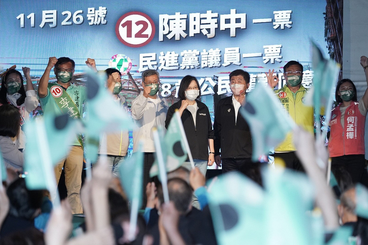 陳時中14日晚間與蔡英文總統一同到南港玉成公園舉辦廟口開講活動。 圖：陳時中競辦提供