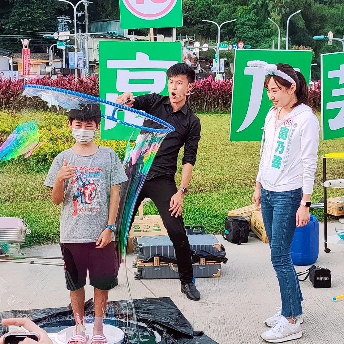 高乃芸在樹林大安路及文化路口的綠地，跟孩子們一起吹著泡泡。 圖：高乃芸競選辦公室提供